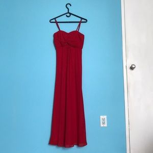 💃🏻 Deep red prom/evening maxi gown.